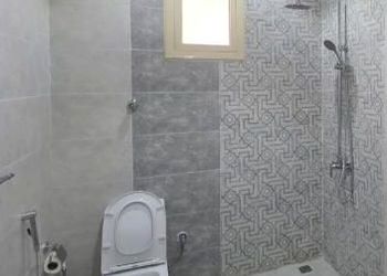 شقة بصالة جلوس وثلاث غرف نوم 