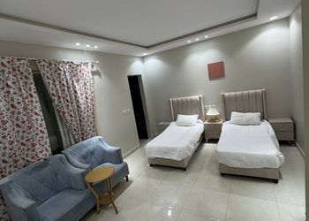 شاليه بمسطح اخضر ومسبح 