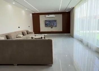 استراحة بجلسة خارجية وألعاب أطفال 