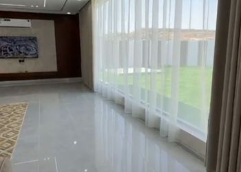 استراحة بجلسة خارجية وألعاب أطفال 