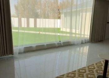 استراحة بجلسة خارجية وألعاب أطفال 