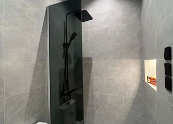 استديو بأثاث مريح وبسيط 