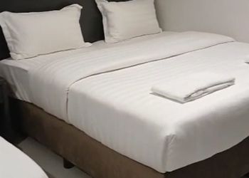 استديو بأثاث مريح وبسيط 