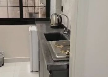 استديو بأثاث مريح وبسيط 