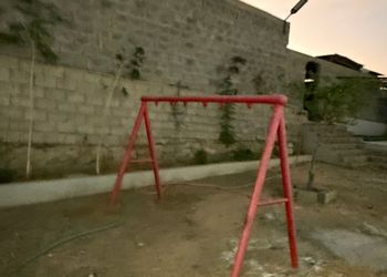 استراحة بمجلس واسع وفناء خارجي
