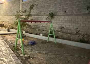 استراحة بمجلس واسع وفناء خارجي