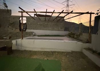 استراحة بمجلس واسع وفناء خارجي