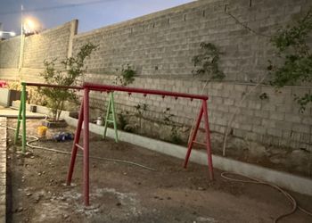 استراحة بمجلس واسع وفناء خارجي
