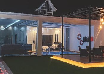 شاليه بألعاب مائية وجلسة خارجية