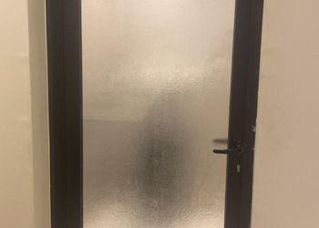 استديو بسرير ماستر وجلسة مريحة 