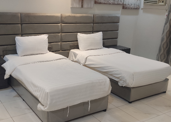 استراحه بمسطحات خضراء وغرف نوم