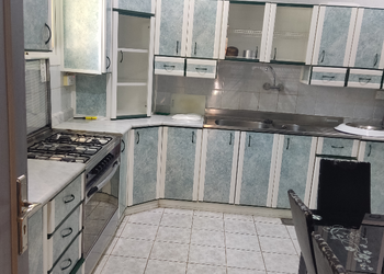 استراحه بمسطحات خضراء وغرف نوم