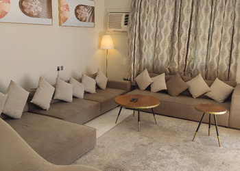 استراحه بمسطحات خضراء وغرف نوم
