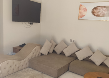 استراحه بمسطحات خضراء وغرف نوم