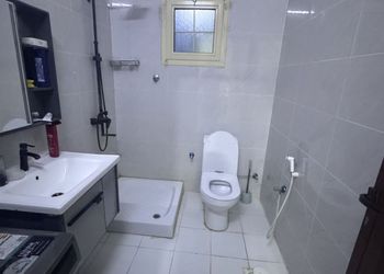 شقة بصالة مريحة وغرفة نوم 