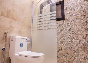 شقة بصالة أنيقة وغرفتين نوم 