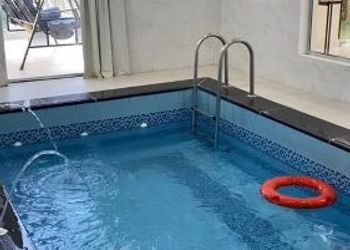 شاليه بمسبح داخلي وجلسة خارجية