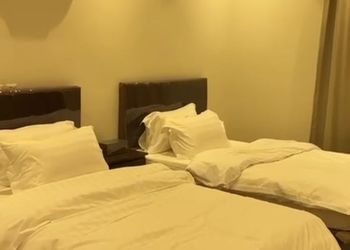 غرفة بأثاث مريح وبسيط