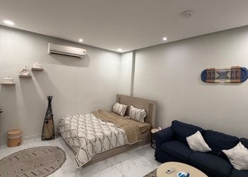 استديو بأثاث مريح وبسيط 