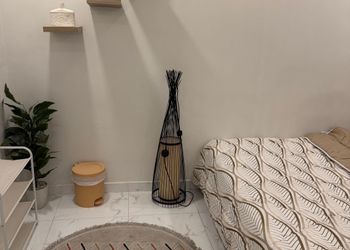 استديو بأثاث مريح وبسيط 