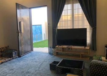 شاليه بمسطح اخضر ومسبح