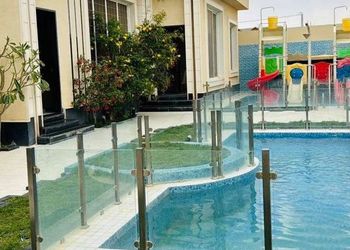 شاليه بمسطح اخضر ومسبح