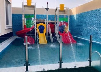 شاليه بمسطح اخضر ومسبح