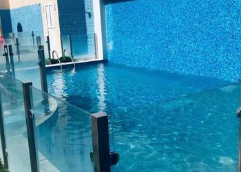 شاليه بمسطح اخضر ومسبح