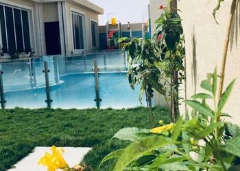 شاليه بمسطح اخضر ومسبح