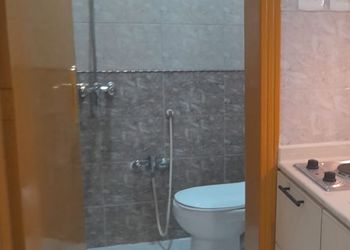 شقة بغرفتين نوم وأثاث مريح