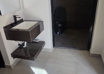 شاليه بجلسة مطلة على مسبح 