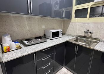 استديو بأثاث مريح وبسيط 