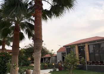 استراحة بمسطح اخضر ومجالس