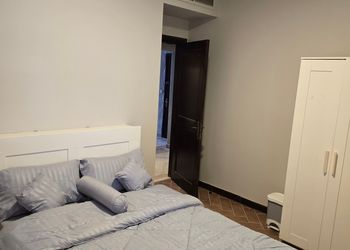شقة بصالة وثلاث غرف نوم