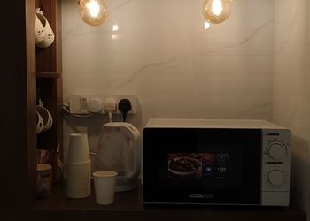 استديو بأثاث مريح وبسيط 