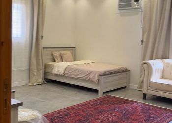 شقة بصالة مريحة وغرفتين نوم 