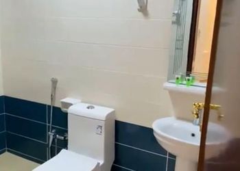 شقة بصالة وغرفتين نوم وإطلالة