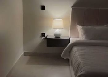 شقة بصالة مريحة وتصميم هادئ 