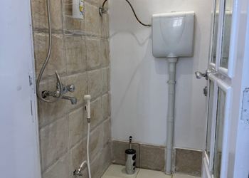 شقة بجلسة خارجية وصالة مريحة 