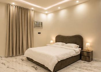 شقة بصالة أنيقة وغرفتين نوم 