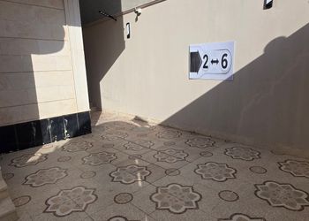 استديو بأثاث مريح وبسيط 