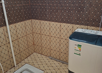 شقة بصالة جلوس وغرفتين نوم 