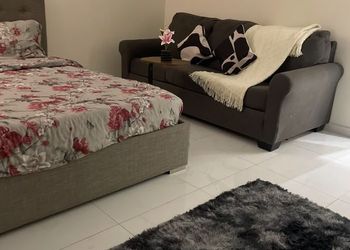 استديو بأثاث مريح وبسيط 