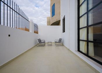 شقة بصالة أنيقة ودخول ذاتي 