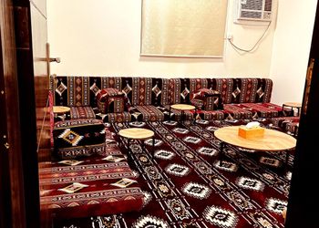 شقة بغرفة معيشة وغرفتين نوم 