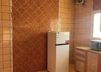 شقة بصالة مريحة وغرفتين نوم 