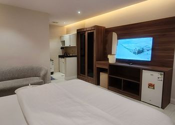 استديو بسرير ماستر وجلسة جانبية