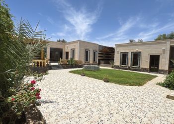 شاليه بمسطح اخضر ومسبح
