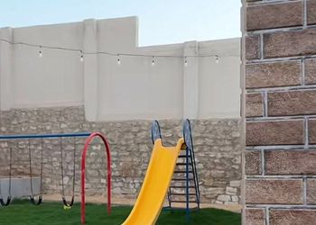 مزرعة بمجالس وألعاب أطفال 