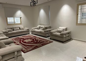 شقة بصالة مريحة وغرفتين نوم 